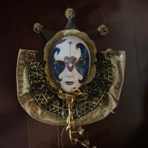 One Mardi Gras mask